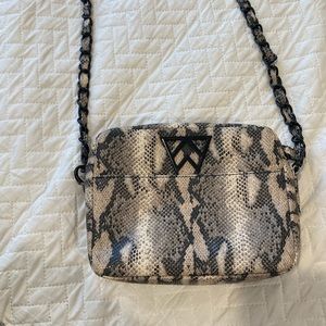 Kelly Wynne Cross Body